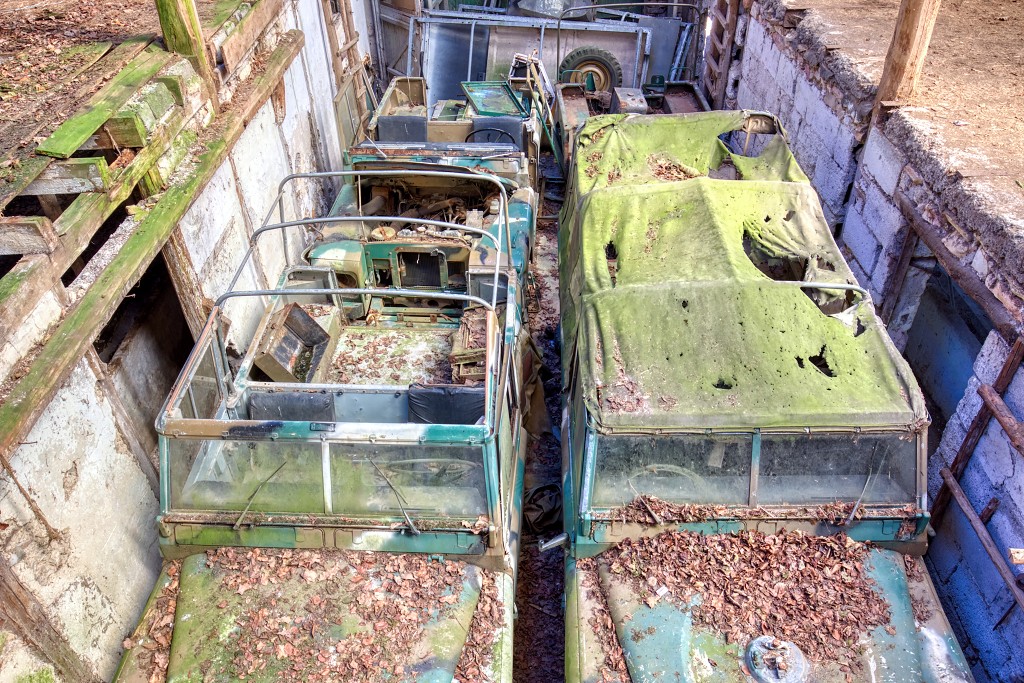 HDR urbex belgie belgique trash oldtimer Indiana Jones Farm ferme land rover rovers landrover landrovers defender defenders abandoned decay boerderij verlaten